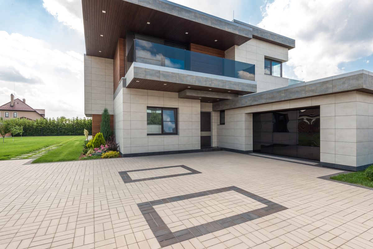 Casa moderna com fachada clara e jardim
